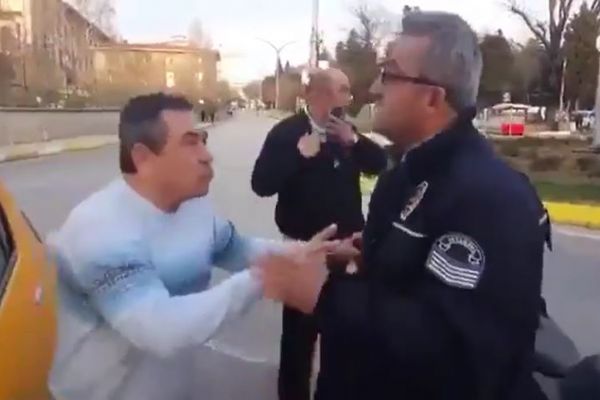 Trafik polisinin tavrı büyük beğeni topladı