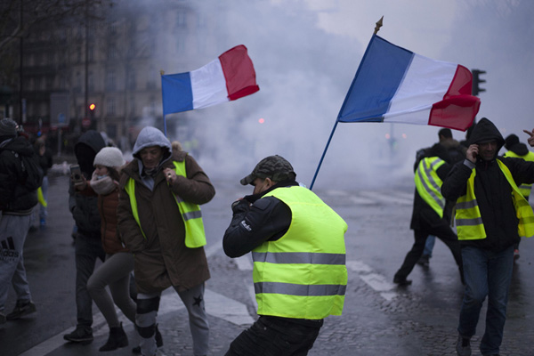 'Bugün Paris'te yaklaşık 2 bin protestocu bir araya geldi'