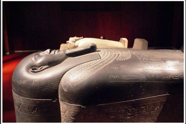 Mısır'da 4 bin 400 yıllık mezar bulundu