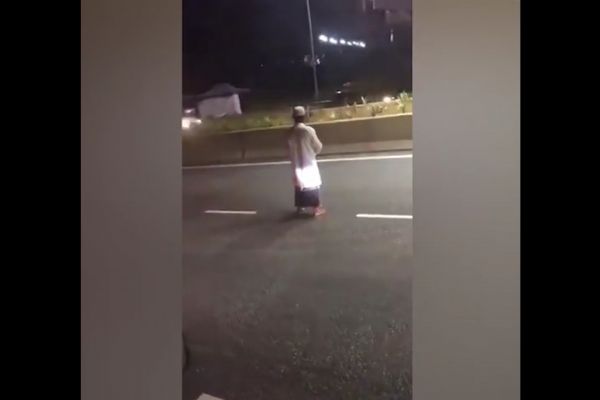 Trafiğin ortasında namaz kılan adam