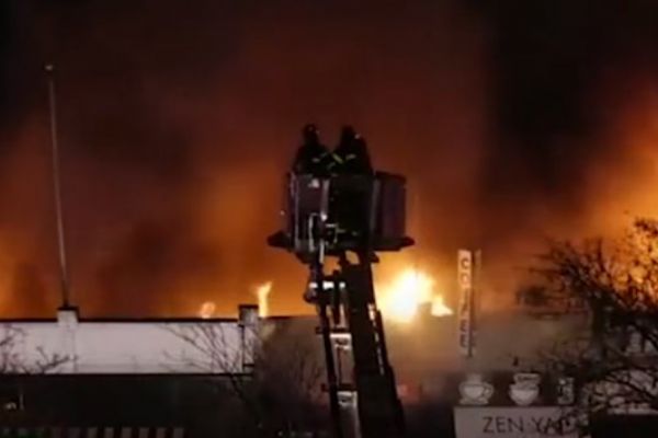 İtfaiyeciler patlamanın arasında kaldı