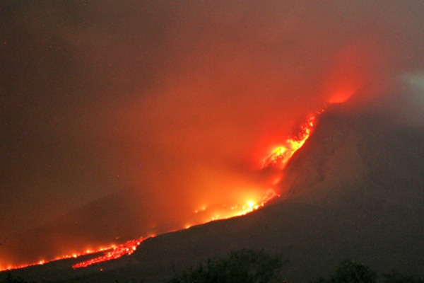Endonezya'da Soputan Yanardağı faaliyete geçti