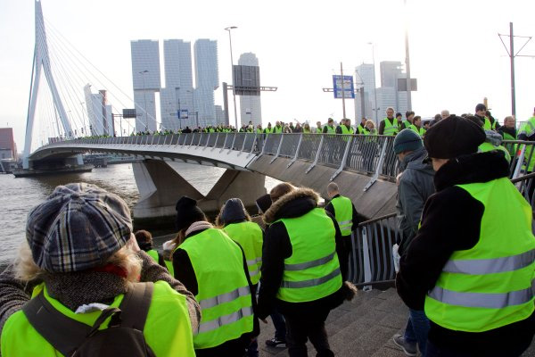Hollanda'da sarı yeleklilerden protesto gösterisi