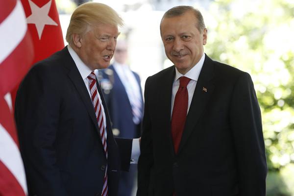 Trump'tan Erdoğan'a: FETÖ'yü sınır dışı etmek için çalışıyoruz