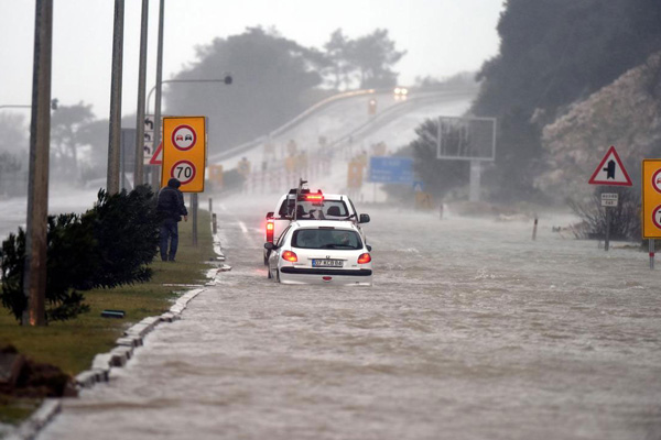 Antalya'da kuvvetli yağış sonrası sel