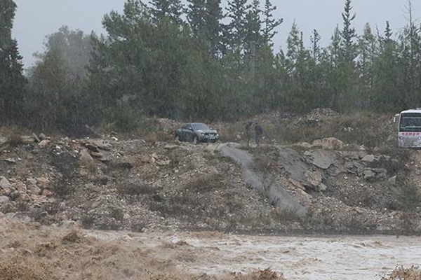 Antalya'da dağda mahsur kalan 2 doktor kurtarıldı
