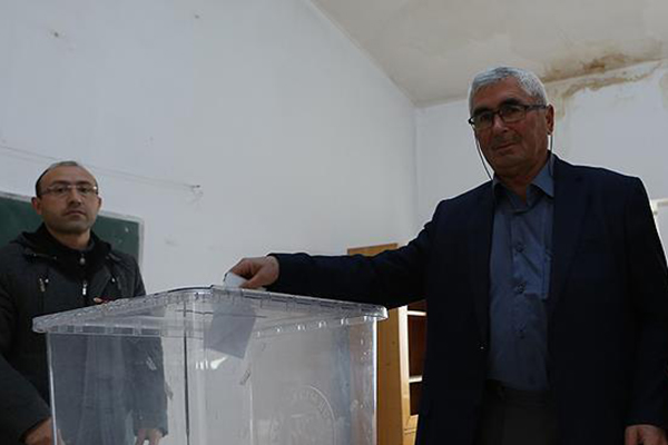 Köyün başka ilçeye bağlanması için halk oylaması yapıldı