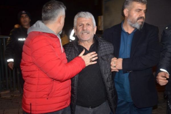 Silahlı saldırgan, muhabiri tehdit etti