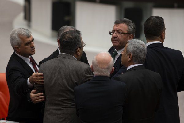 TBMM Başkanvekili Mustafa Şentop ile Sezgin Tanrıkulu arasında gergin anlar