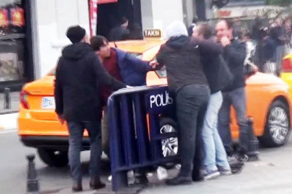 Taksim'de taksicilerin sıra kavgası kamerada