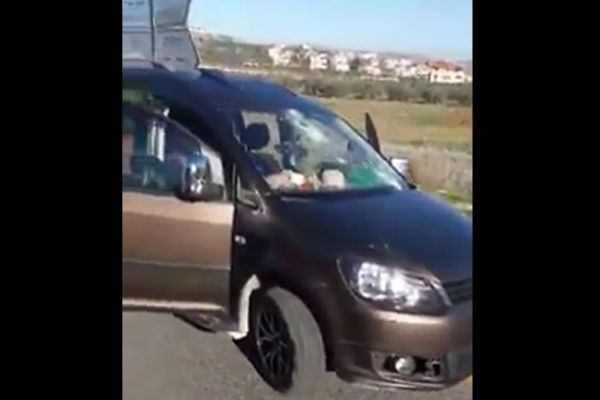 İsrail'li yerleşimciler, Batı Şeria'da içinde bir aile bulunan otomobile saldırdı