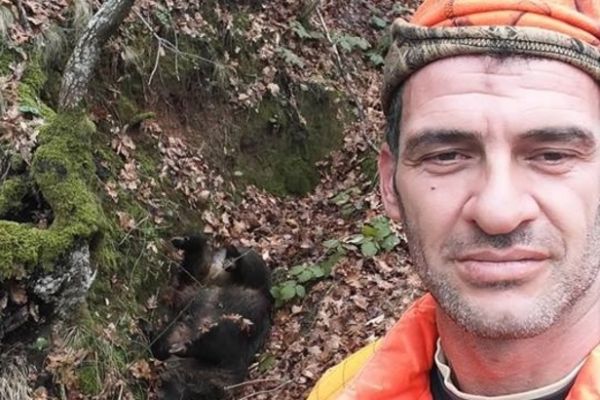 Domuzun adama saldırma anı kamerada