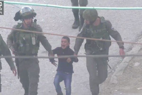 İsrail askeri, 6 yaşındaki Zeid Taha'yı gözaltına alma anı