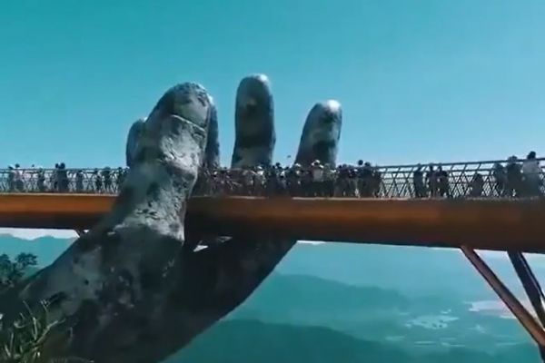 Vietnam'ın Da Nang şehrindeki 'Golden Bridge' köprüsü
