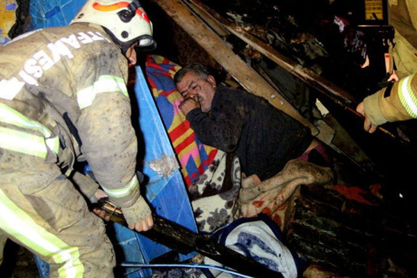 İstanbul'da bir evin çatısı çöktü 1 kişi mahsur kaldı