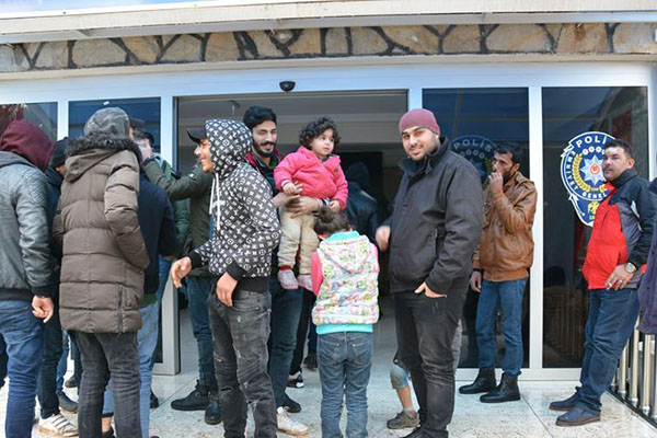 Denizde sürüklenen lastik bottaki 17 göçmen kurtarıldı