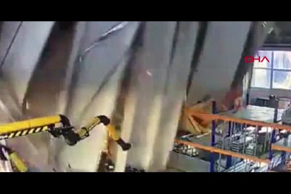 Fabrikanın çatısı çöktü 3 işçi öldü