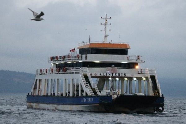 Fırtına, feribot seferlerini iptal etti