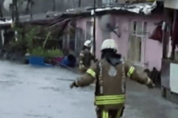Sarıyer'de dere taştı, çok sayıda evi su bastı