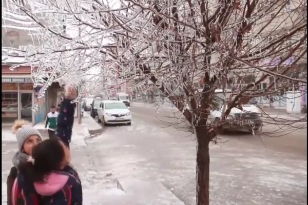 Doğuda kar hem çileye hem güzel manzaralara sebep oluyor