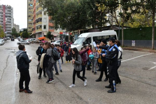 Adana'da okulların çevresinde uyuşturucu operasyonu