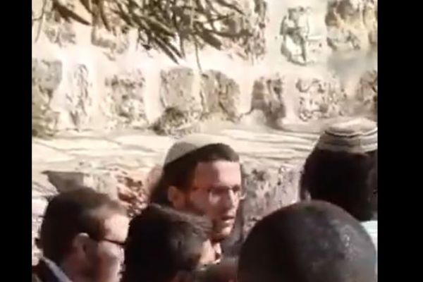 Fanatik Yahudiler Mescid-i Aksayı basıp, güvenlik görevlilerini darp etti