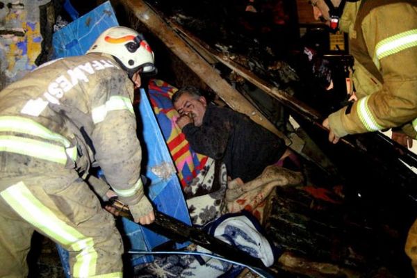 Şişli'de çatı çöktü, 1 kişi mahsur kaldı