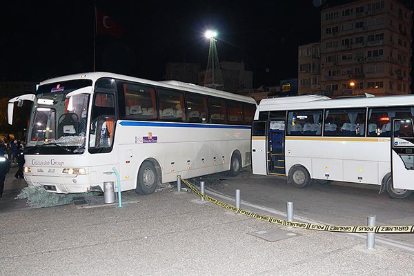 İzmir'de tur otobüsü kaldırımdaki yayalara çarptı: 1 ölü, 3 yaralı