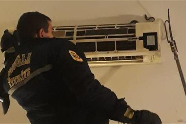 Muğla'da klimaya giren yılanı itfaiye ekibi çıkardı