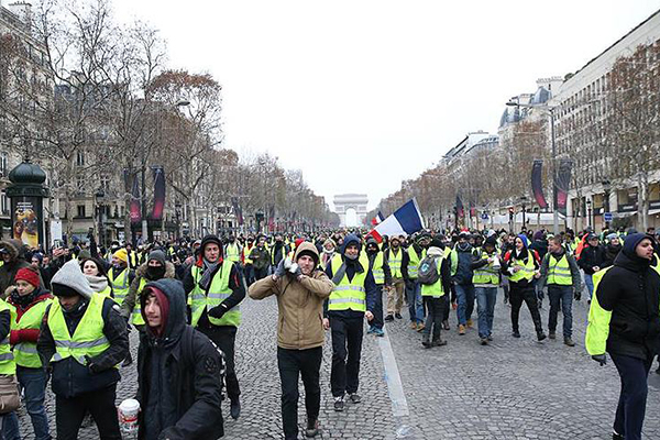 Fransa'da sarı yeleklilerden 360 yolda kapatma eylemi
