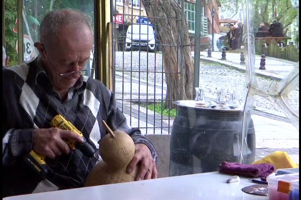 Su kabağından avize yapıyor