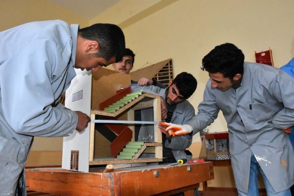 Van'da bulunan okul para basıyor