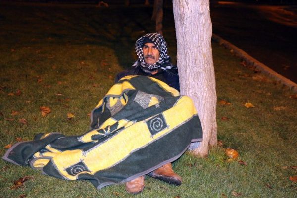 Damadıyla kızı tartışmasın diye parkta yatıyor