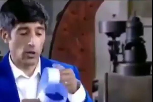 Kağıttan yapılmış birbirine yapışık 2 çemberi ortadan kesersek ne olur