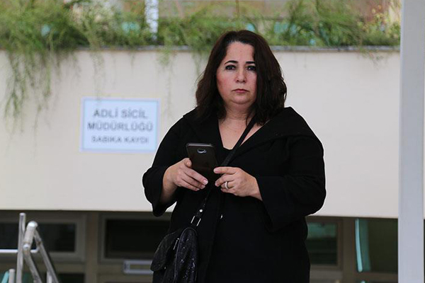 Kira ödemeyen kızını icraya verdi