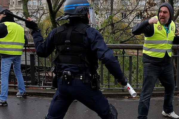 Fransa: Kızgın polislere maaş artışı yapıldı