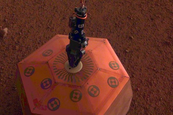 InSight Mars yüzeyine depremölçer indirdi