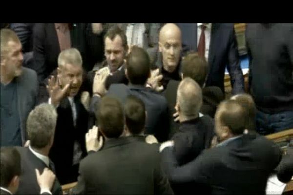 Ukrayna Parlamentosu, ringe döndü