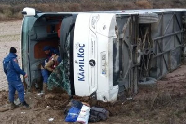 Yozgat'ta yolcu otobüsü kazası, 1 ölü 20 yaralı