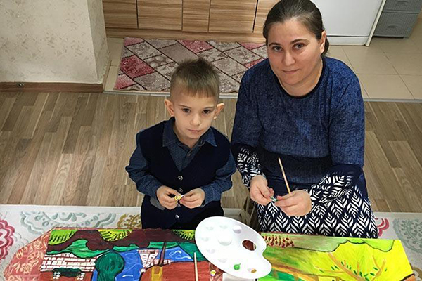 Resmettiği kuşlar kadar özgür olmak istiyor