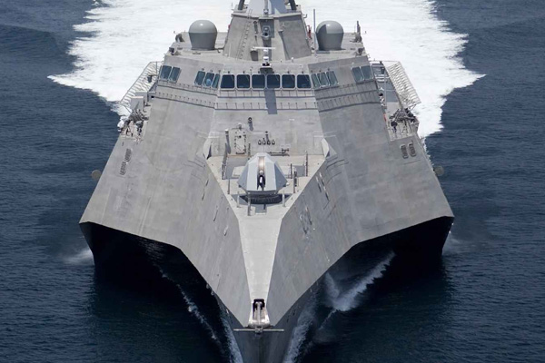 İran savaş gemisinden ABD uçak gemisi yakınına füze