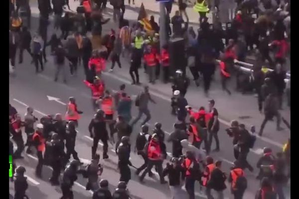 Barcelona sokakları savaş alanına döndü