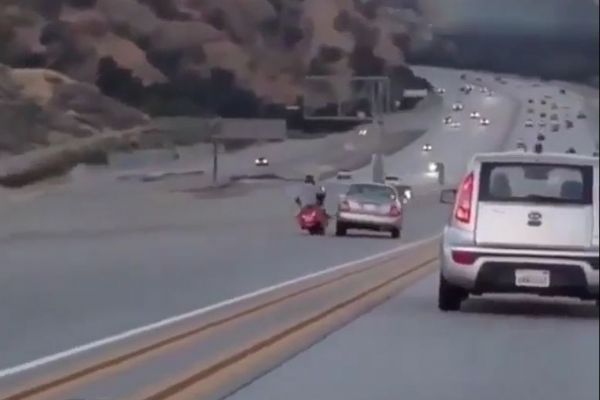 Motosiklete çarpan araba kontrolden çıkıp trafiği alt üst etti