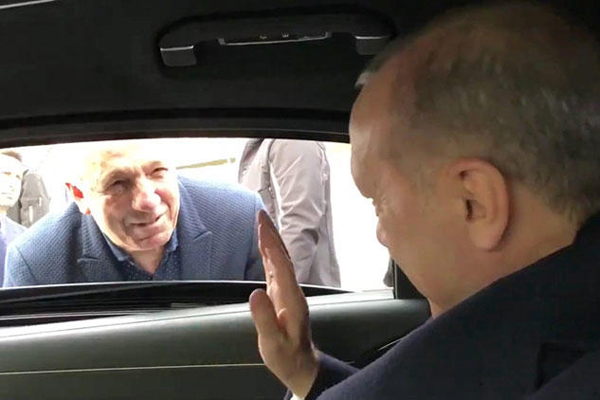 Cumhurbaşkanı Erdoğan'dan gazi yakınıyla samimi sohbet