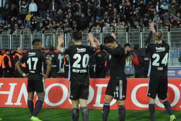 Taraftar önce alkışladı, sonra protesto etti!