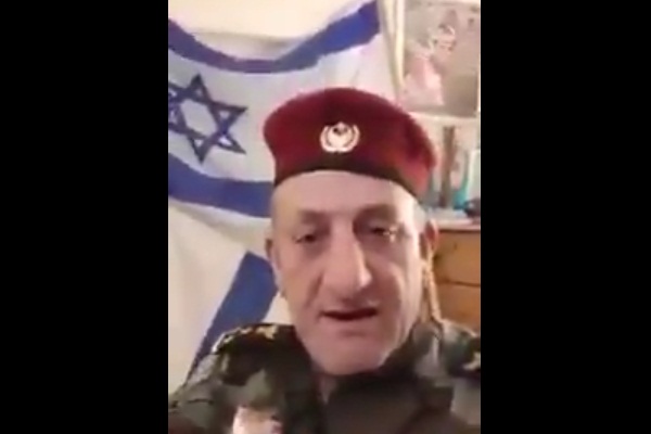 PYD'li, İsrail bayrağını öptü