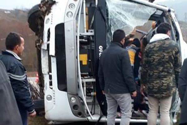 Bursa'da cenazeden dönenleri taşıyan midibüs devrildi: 19 yaralı