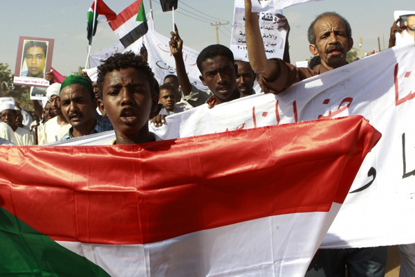 Sudan'da gösteriler 2 bölgeye daha sıçradı