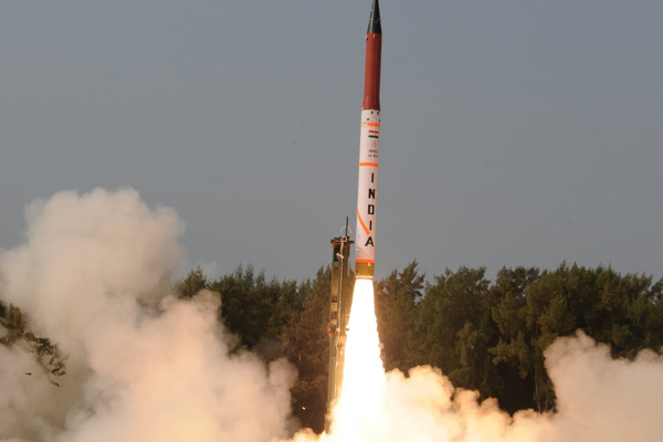 Hindistan, nükleer başlık taşıyabilen Agni-4 füzesini test etti