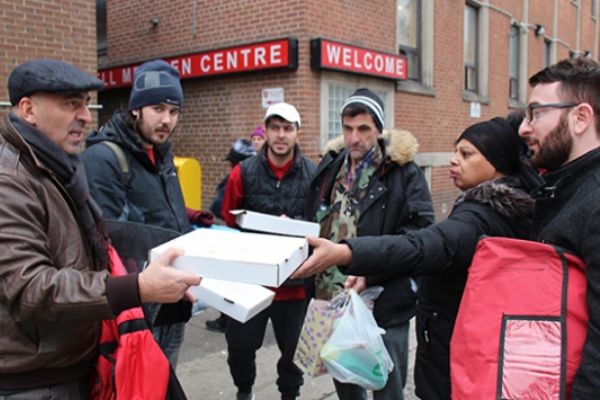 Türk pizzacı Kanada'da evsizlere pizza dağıttı